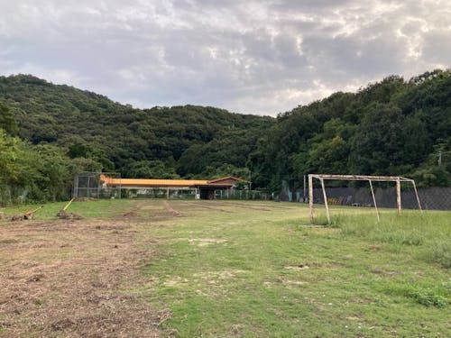 校庭は小学生のサッカーコート1.5面分ぐらい