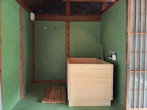 2階の宿にはなんとニキータさん手作りのひのき風呂がある