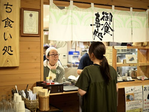 たち食い処　自社製品の「山人だれ」を使った豚丼が人気