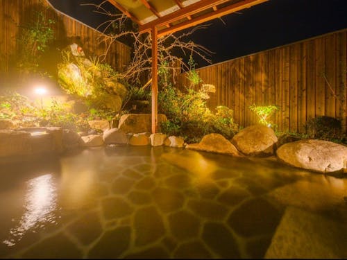 広々してお子様連れも安心な紫水園の露天風呂