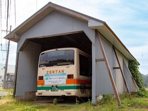 高原の路線バスの車庫がかわいい!