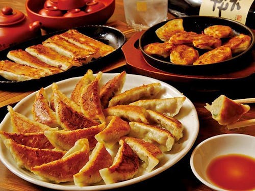 創業50年超の老舗餃子店をはじめ、さまざまな餃子が楽しめる町として近年話題に。