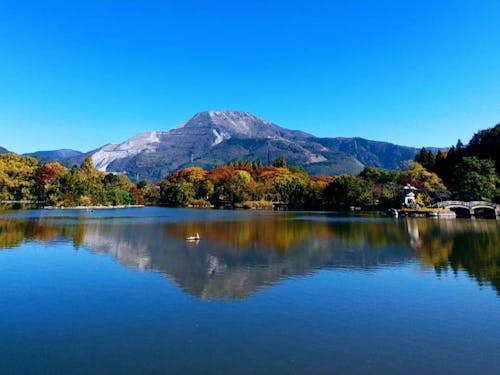 三島池から見える伊吹山