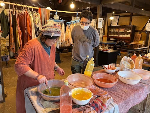 吹屋の伝統工芸「ベンガラ染め」の作家さんから、染め物について学び体験する機会も。