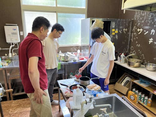黎明学舎内キッチンで「阿賀町ラーメン」を試作中!