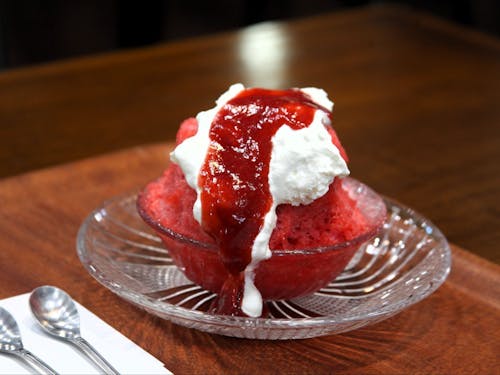 100%加賀産冷凍いちご使用した新メニュー🍓丸ごとイチゴの贅沢かき氷🍓