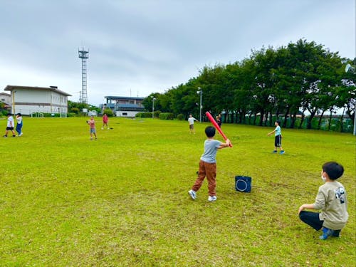 休日は学年関係なく公園で一緒に遊ぶことも。