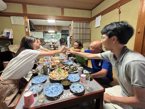 民泊家庭にて乾杯！