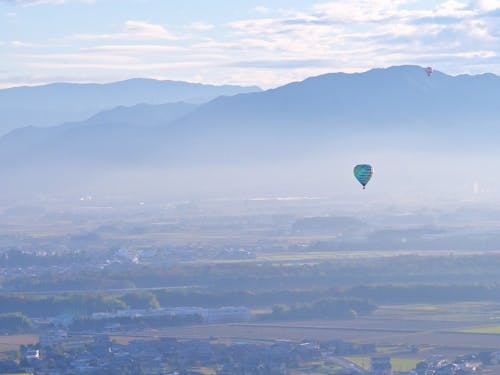 東近江市上空を遊覧する気球