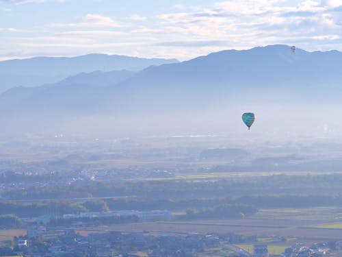 東近江市上空を遊覧する気球