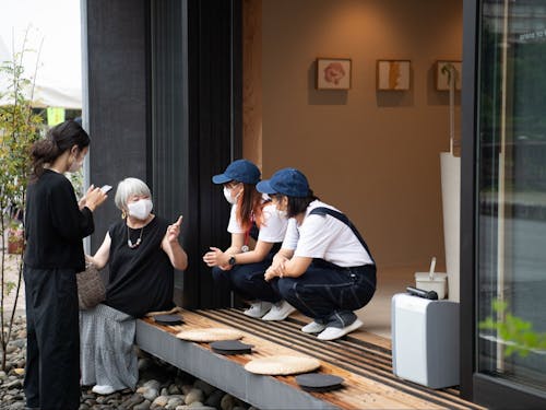 縁側でくつろぎながら、地域の人と交流中