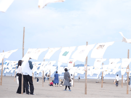 砂浜でのTシャツアート展は人気イベント
