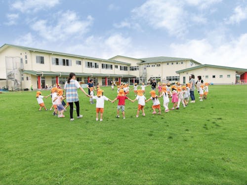 芝生化された園庭でのびのび