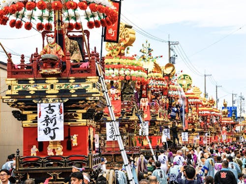 にぎわう新湊曳山祭の様子
