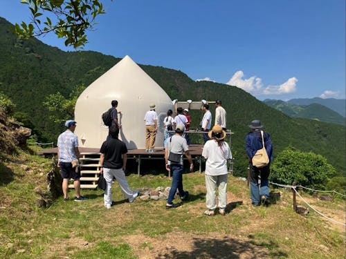 伝統的な段々畑を利用したキャンプ場「ミノレ」で開かれた協力隊の研修の様子