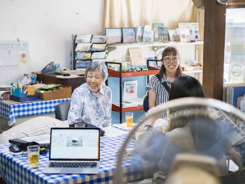 東和作戦会議では、自家製漬物とお茶でゆったりした空気。自然と地域の人が集まります