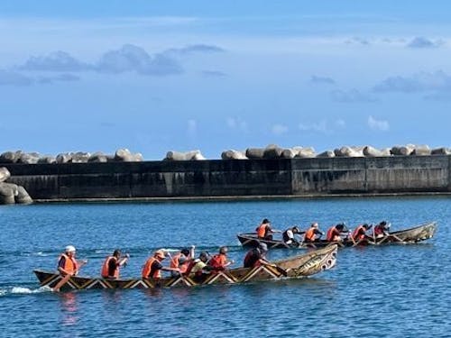 ハーリーではチームごとにタイムを競い合う