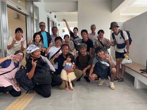 参加者と島人と一緒に記念写真（写真中央下：佐々木氏）