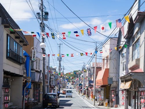 花巻市東和町の街並み。万国旗はこのまちのいつもの風景