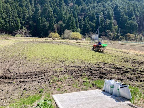 冬があけ、土が渇き始めたら田おこしを行います
