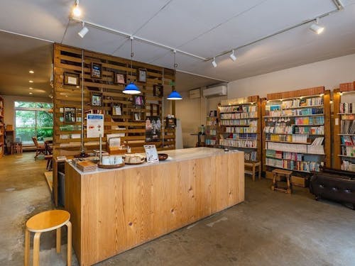 水引アクセサリーをつくっている住民が、お店番をしているときもあります。