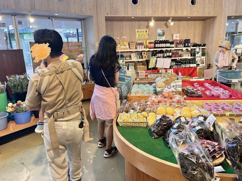 道の駅で買い物する様子