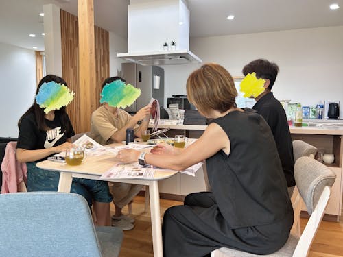 不動産協会から話を聞いている様子