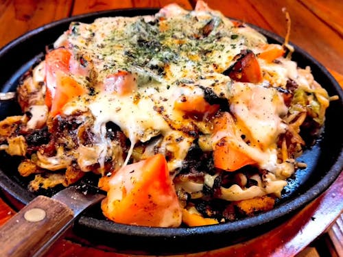 中元さんの焼くお好み焼きは三原の「テングソース」と「まじま製麺」を使った故郷の味