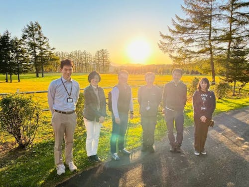 記念撮影。背後は馬の放牧地になっていて、この後、馬が近寄ってきてくれました。