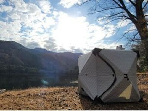 ダム湖畔でのテントサウナ