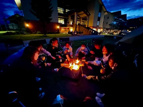 夜のたき火はお互いの価値観に触れられる大切な時間