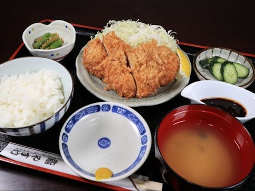 サクッとやわらかい、一口ひれかつ定食。希少部位のひれ肉をお財布に嬉しい価格で提供