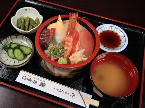 海鮮ちらし。フライもセットで一緒に楽しめる「やすけ定食」も人気