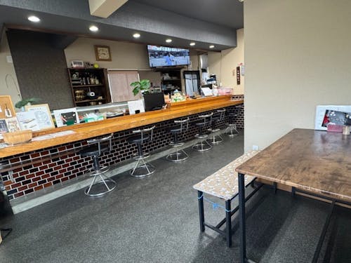 隆紀さんが調理する姿を見ながら話せるカウンター席や、テーブル席、座敷もある