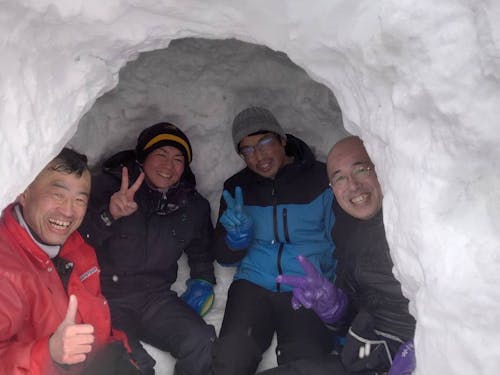 大人たちもかまくら作って遊んでます!