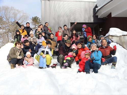移住者交流会の様子（荒沢湿原で雪あそび）