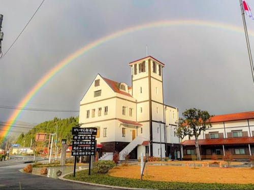 役場本庁舎(後方)と分庁舎(前方) with 偶然かかった虹🌈