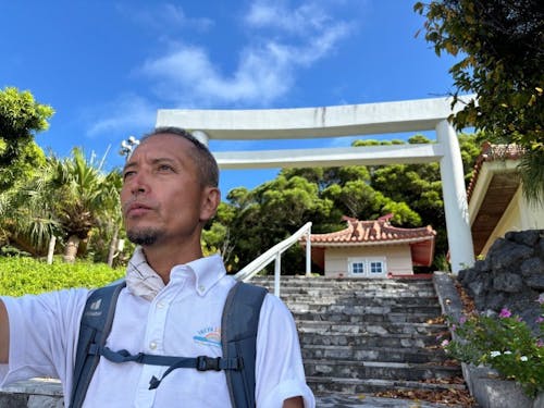 幅広い知識で島を案内してくれる大友氏