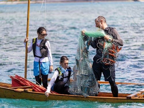 追い込み漁の様子(提供:IHEYA SMILE)