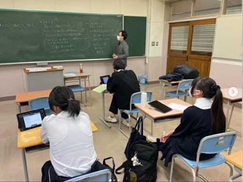 学校の教室を利用して講習なども実施しています