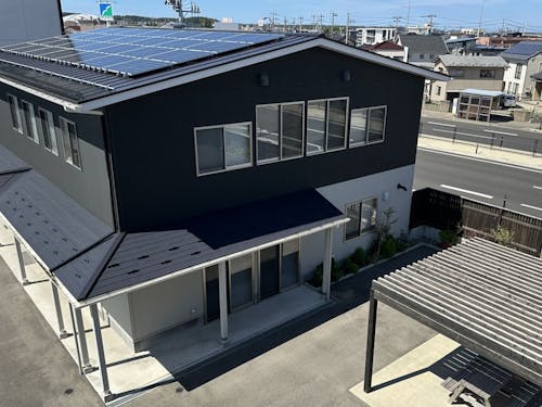 交流棟（１Fホール、２F貸事務所）と東屋を見下ろして