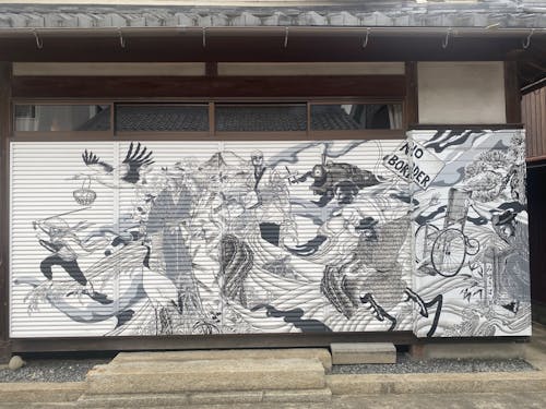 多様性と共生社会が描かれたシャッターアート。インパクト大です。