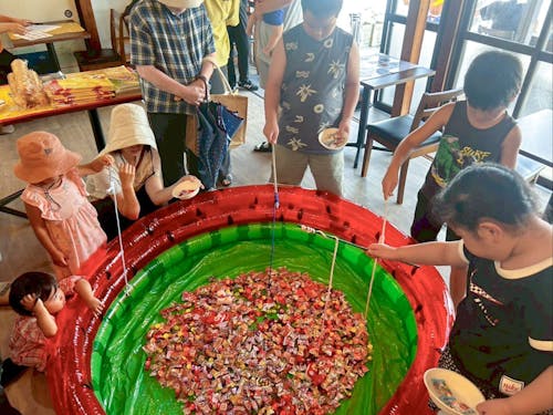 お菓子釣りをする子どもたち