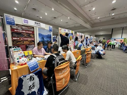 富山県呉西6市は、おそろいの椅子＆テーブルカバー