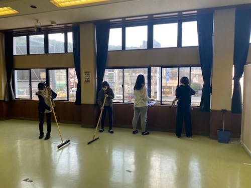 塾の掃除に取り組む生徒たち
