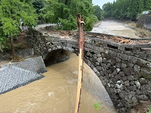 令和7年8月の豪雨災害で被災した二俣橋。