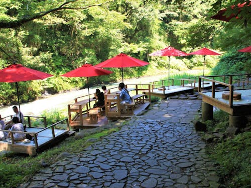 川床で休憩できる「鶴仙渓」沿いで、多くの温泉旅館が営まれている。