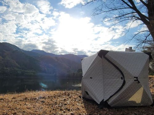 ダム湖畔でのテントサウナ