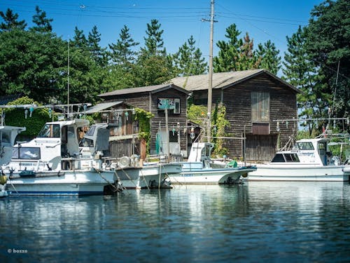 漁船と焼杉板のまちなみ