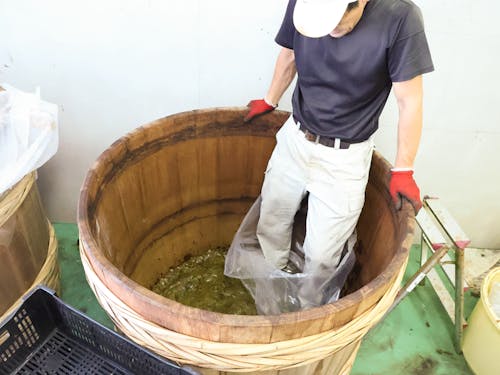 二次発酵させるための桶に漬け込む作業